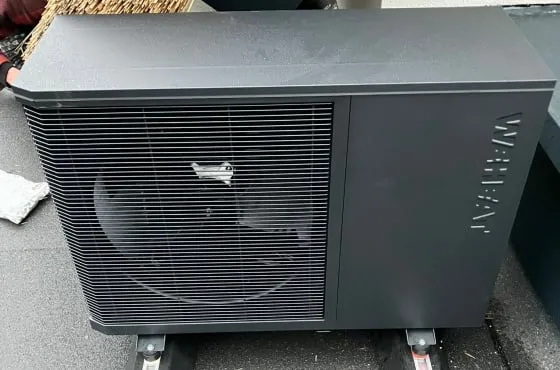 Weheat Flint warmtepomp in een twee-onder-een-kap in Wezep