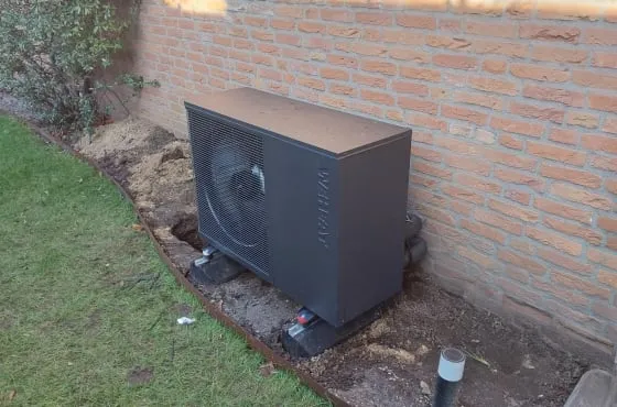 Weheat Flint warmtepomp in een hoekwoning in Wezep